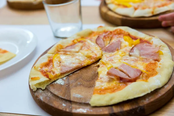 Leckere frische Pizza — Stockfoto