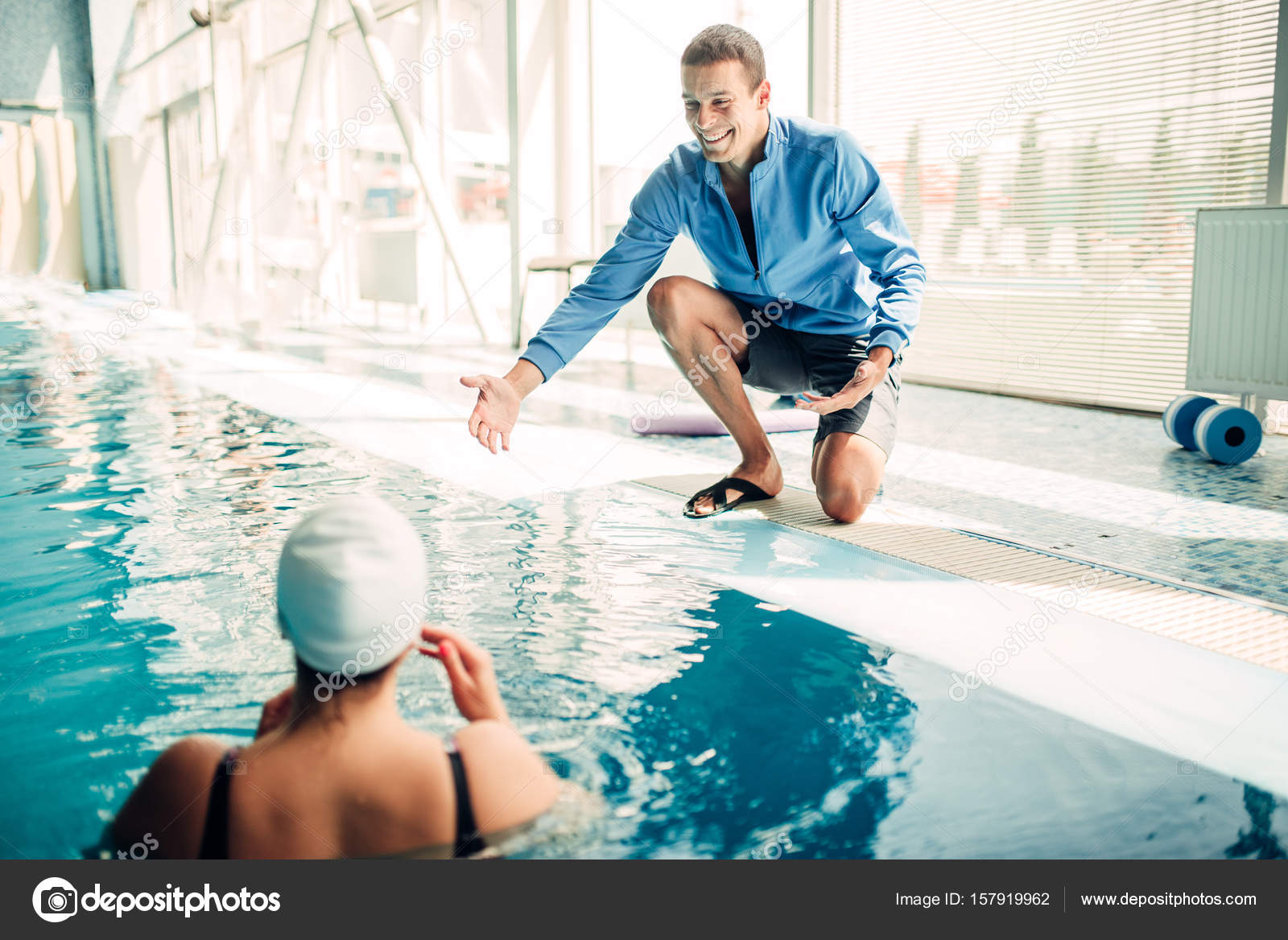 Тренер и ученик в бассейне. Бассейн персональные тренировки. Занятия в бассейне для детей. Бассейн персональные тренировки. Бассейн персональные тренировки.
