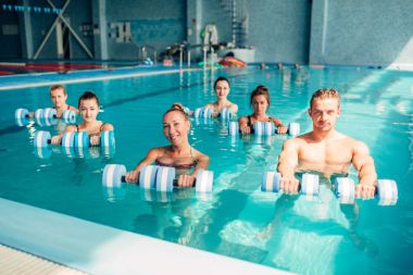 Aqua aerobik egzersiz dumbbells ile 