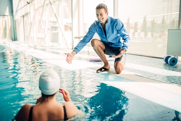 Nuotatrice con personal trainer — Foto Stock