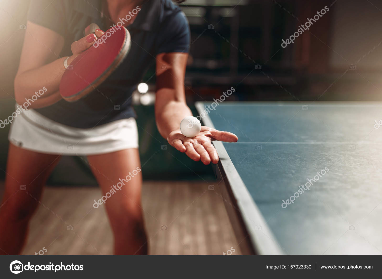 Две подруги после игры в пинг-понг принимаются ласкать друг друга