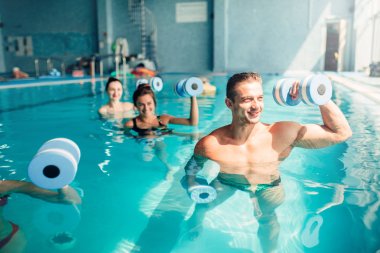 Aqua aerobik egzersiz dumbbells ile 