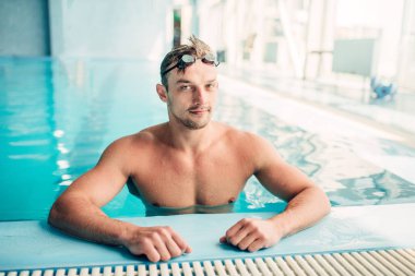 erkek atletik yüzücü 