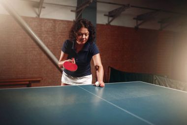 Masa tenis oyuncusu 