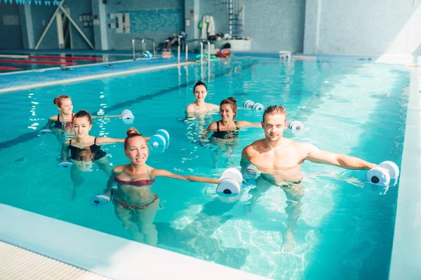Aqua aerobik egzersiz dumbbells ile — Stok fotoğraf
