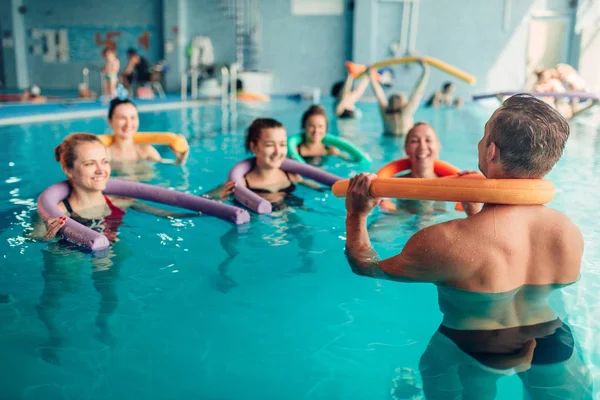 Treino de aeróbica aqua — Fotografia de Stock