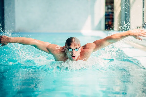 Nadador atlético masculino — Foto de Stock