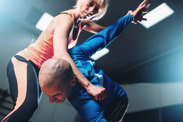 Självförsvar träning med personlig tränare — Stockfoto