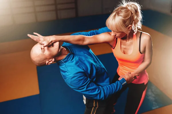 Self-defense workout with personal trainer — Stock Photo, Image