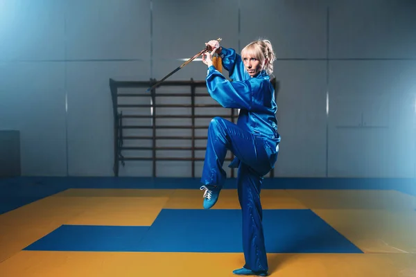 Vrouwelijke wushu vechter — Stockfoto