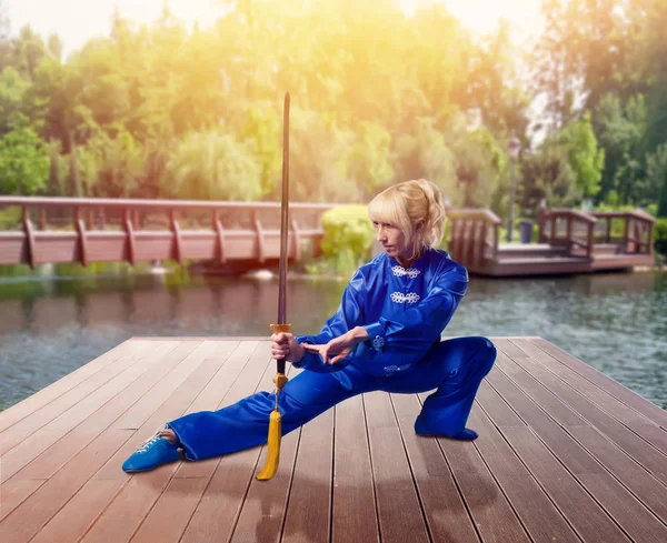 Combattant féminin wushu — Photo