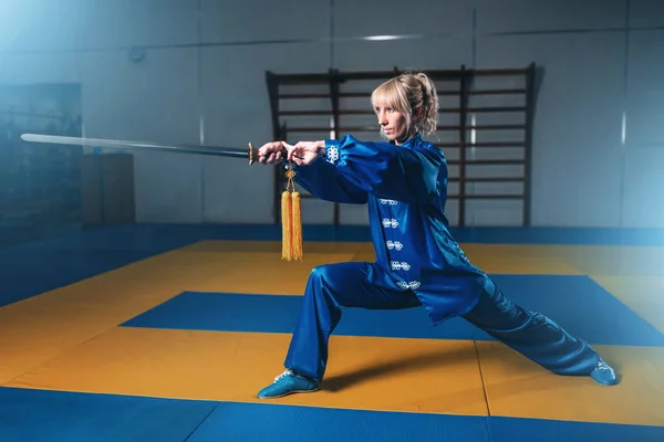 Lutador wushu fêmea — Fotografia de Stock