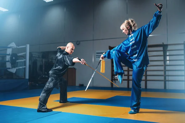 Mannelijke en vrouwelijke wushu strijders — Stockfoto