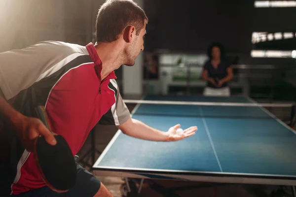 Jogador de tênis de mesa masculino — Fotografia de Stock