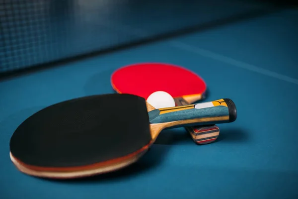 Raquetas y pelota de tenis de mesa — Foto de Stock