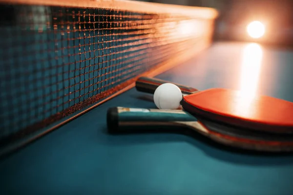 Raquetes de tênis de mesa e bola — Fotografia de Stock