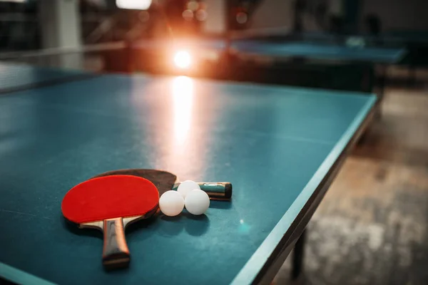 Masa tenis raketleri ve topları — Stok fotoğraf