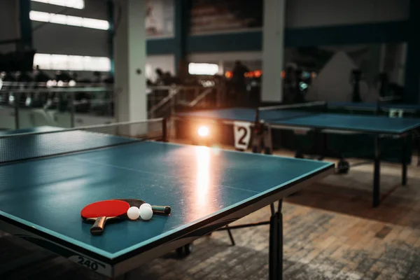 ไม้เทนนิสโต๊ะและลูกบอล — ภาพถ่ายสต็อก