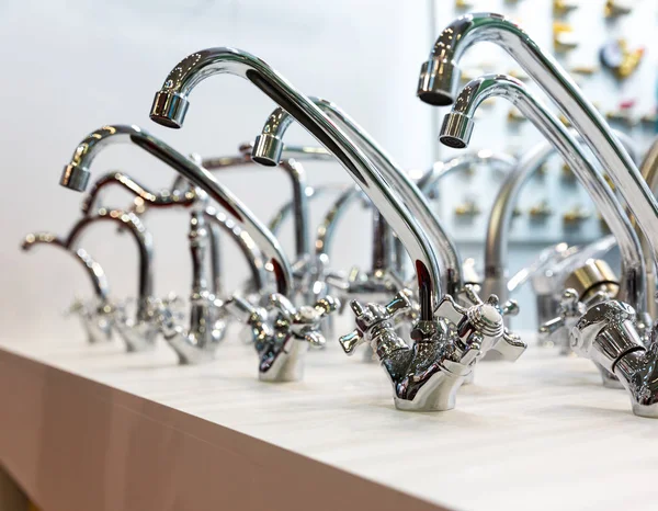 Yeni mutfak su musluk — Stok fotoğraf