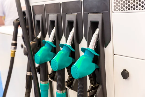 Armas en la gasolinera — Foto de Stock