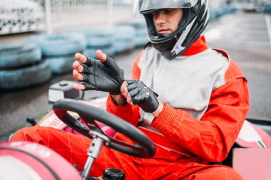 Karting yarışçısı giyen kask 