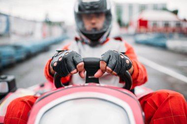 Karting yarışçısı giyen kask 