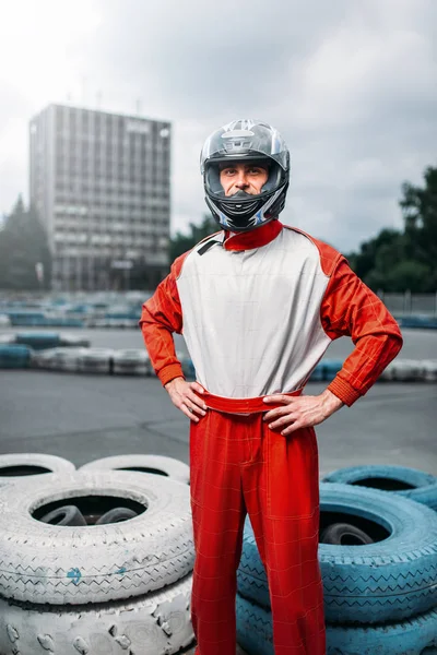 Motorista de kart usando capacete — Fotografia de Stock