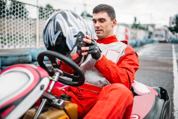 Karting racer met helm in handen — Stockfoto