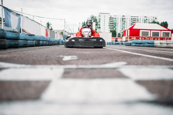 Karting yarışçısı giyen kask — Stok fotoğraf