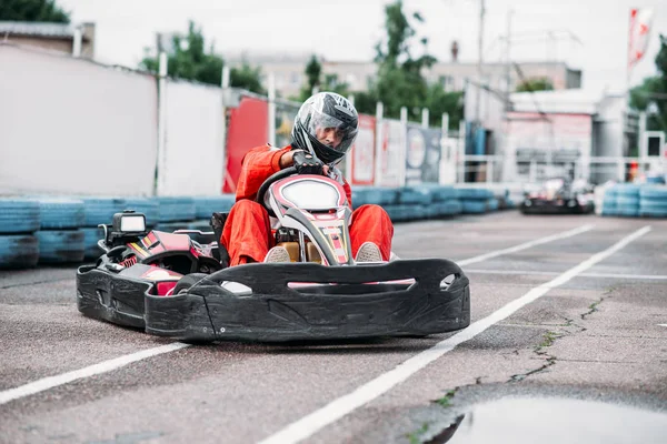 Karting racer dragen helm — Stockfoto