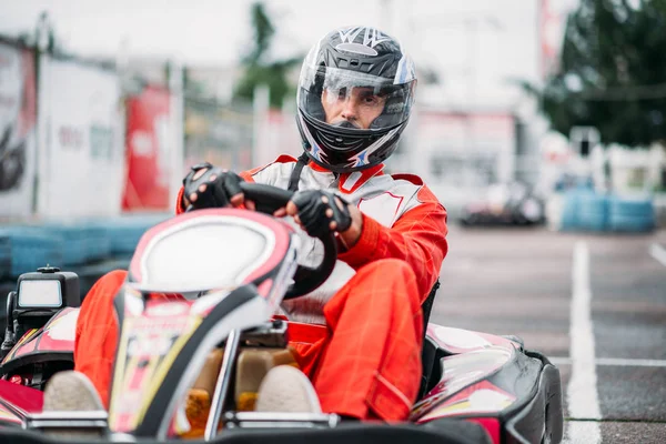 Karting racer noszenie hełm — Zdjęcie stockowe
