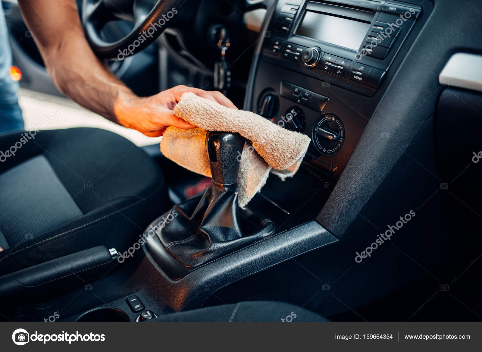 Man schoonmaken auto-interieur — Stockfoto © Nomadsoul1 #159664354 Man schoonmaken auto-interieur — Stockfoto © Nomadsoul1 #159664354