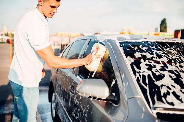 Hombre joven lavando coche — Foto de Stock