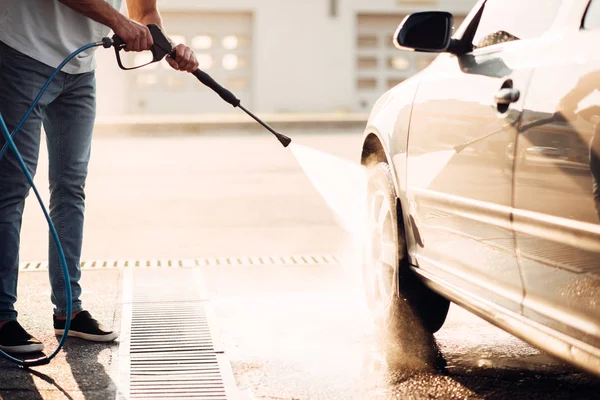 Arbeiter putzen Auto — Stockfoto