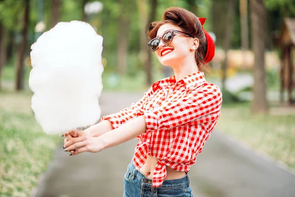 Mujer joven con maquillaje pin-up y peinado —  Fotos de Stock