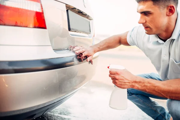 Mann wäscht Auto — Stockfoto