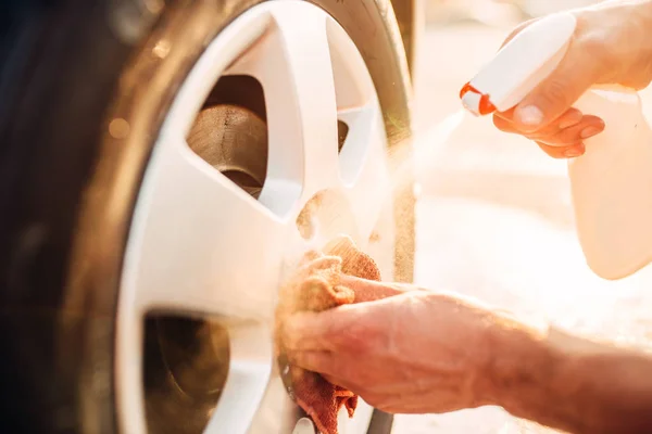 Людина миє диск колеса — стокове фото