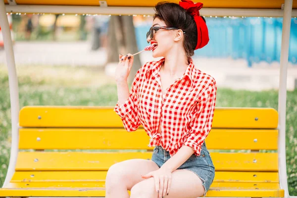 Jovem com maquiagem pin-up e penteado — Fotografia de Stock