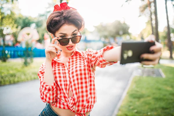 Mujer joven con maquillaje pin-up y peinado — Foto de Stock