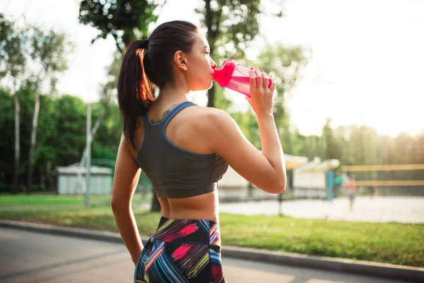 Athletic young woman in sportswear — Stock Photo, Image