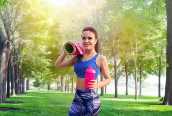 Athletic young woman in sportswear — Stock Photo, Image