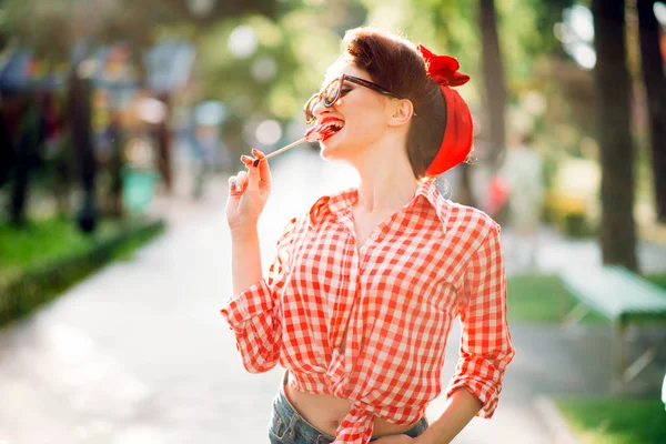 Mujer joven con maquillaje pin-up y peinado —  Fotos de Stock