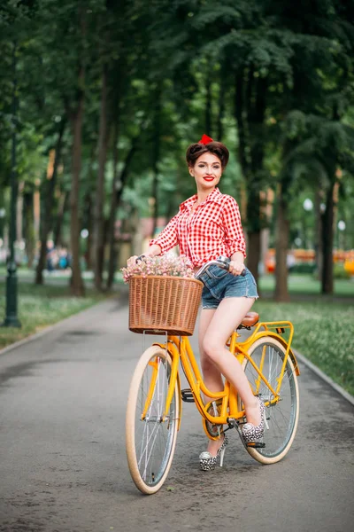 Jovem com maquiagem pin-up e penteado — Fotografia de Stock