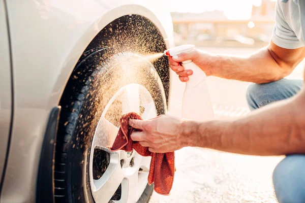 Man washing wheel disk — Stock Photo, Image