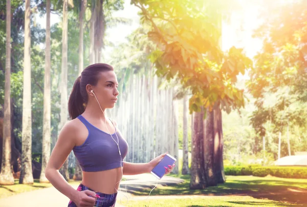 Femme jogging dans le parc — Photo