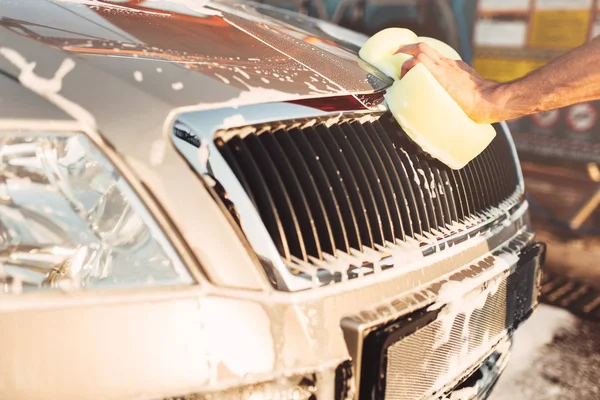 Young man washing car — Stock Photo, Image