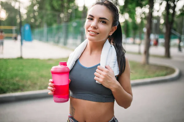 Athletic young woman in sportswear — Stock Photo, Image