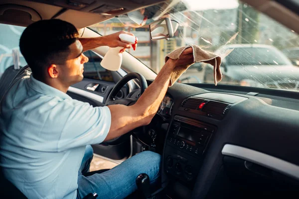 Hombre lavado coche — Foto de Stock