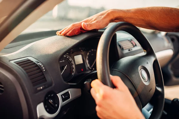 Uomo pulizia auto interni — Foto Stock