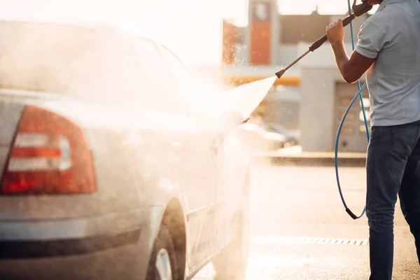 Worker cleaning car — Stock Photo, Image